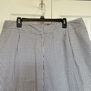Women’s 22WP Talbots Black/White Basketweave Patterned Capris front pockets